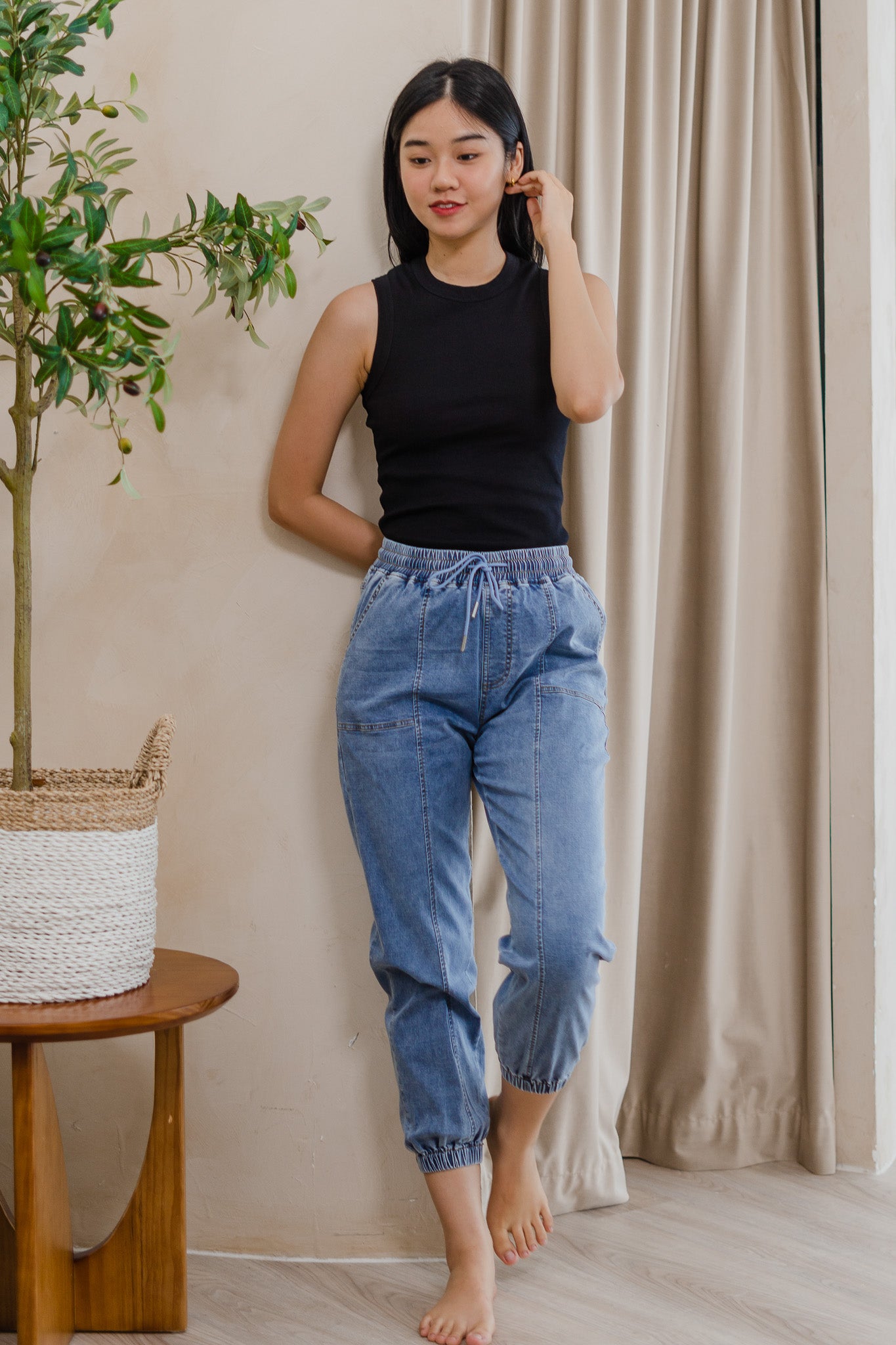 Errands Day Relaxed Fit Jeans in Light Wash