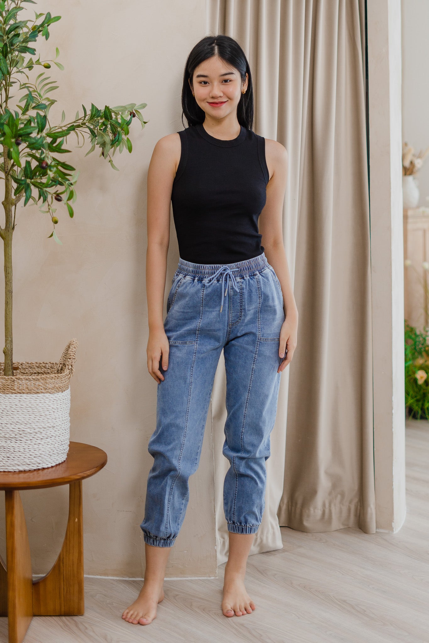 Errands Day Relaxed Fit Jeans in Light Wash
