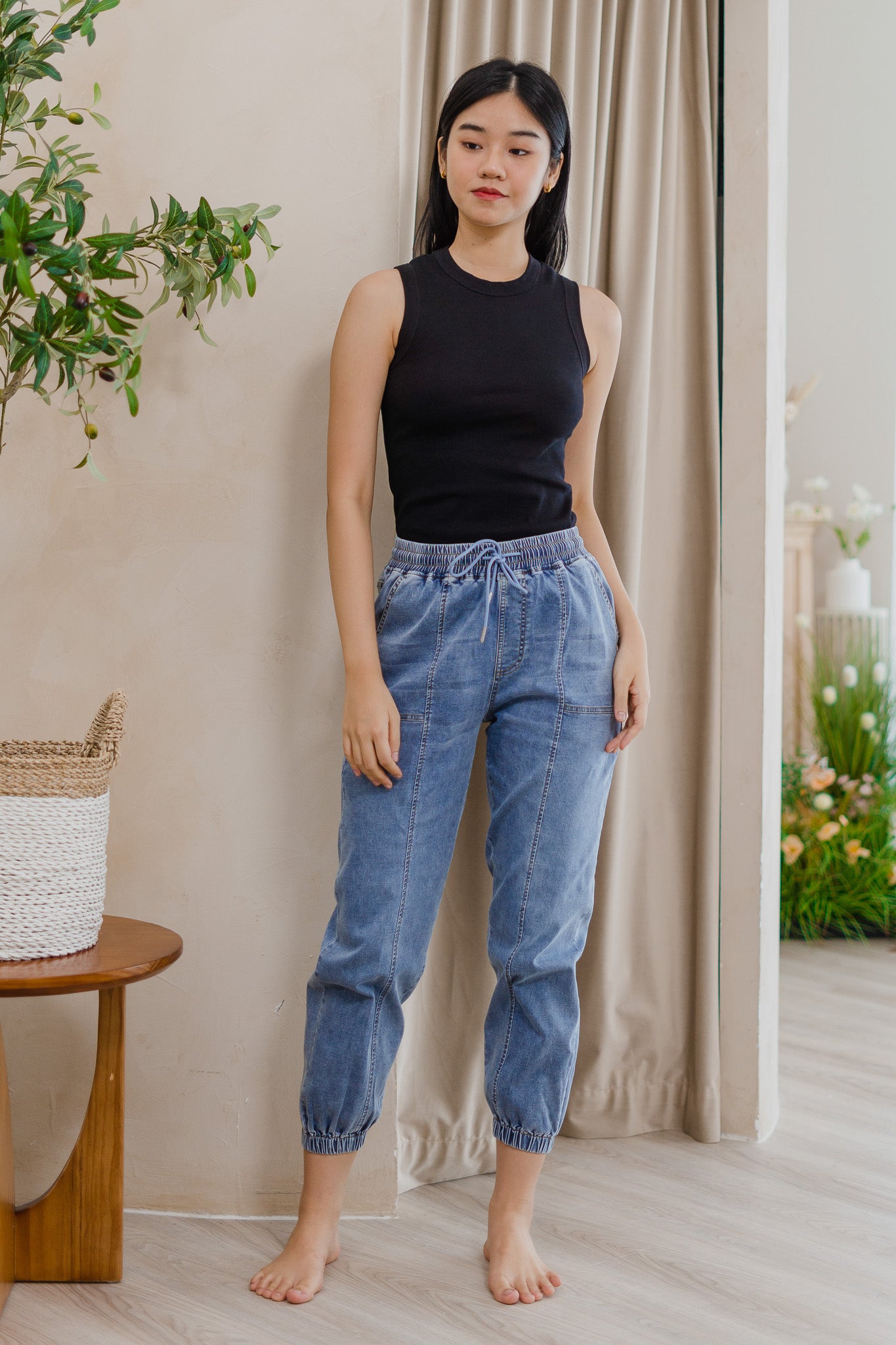 Errands Day Relaxed Fit Jeans in Light Wash