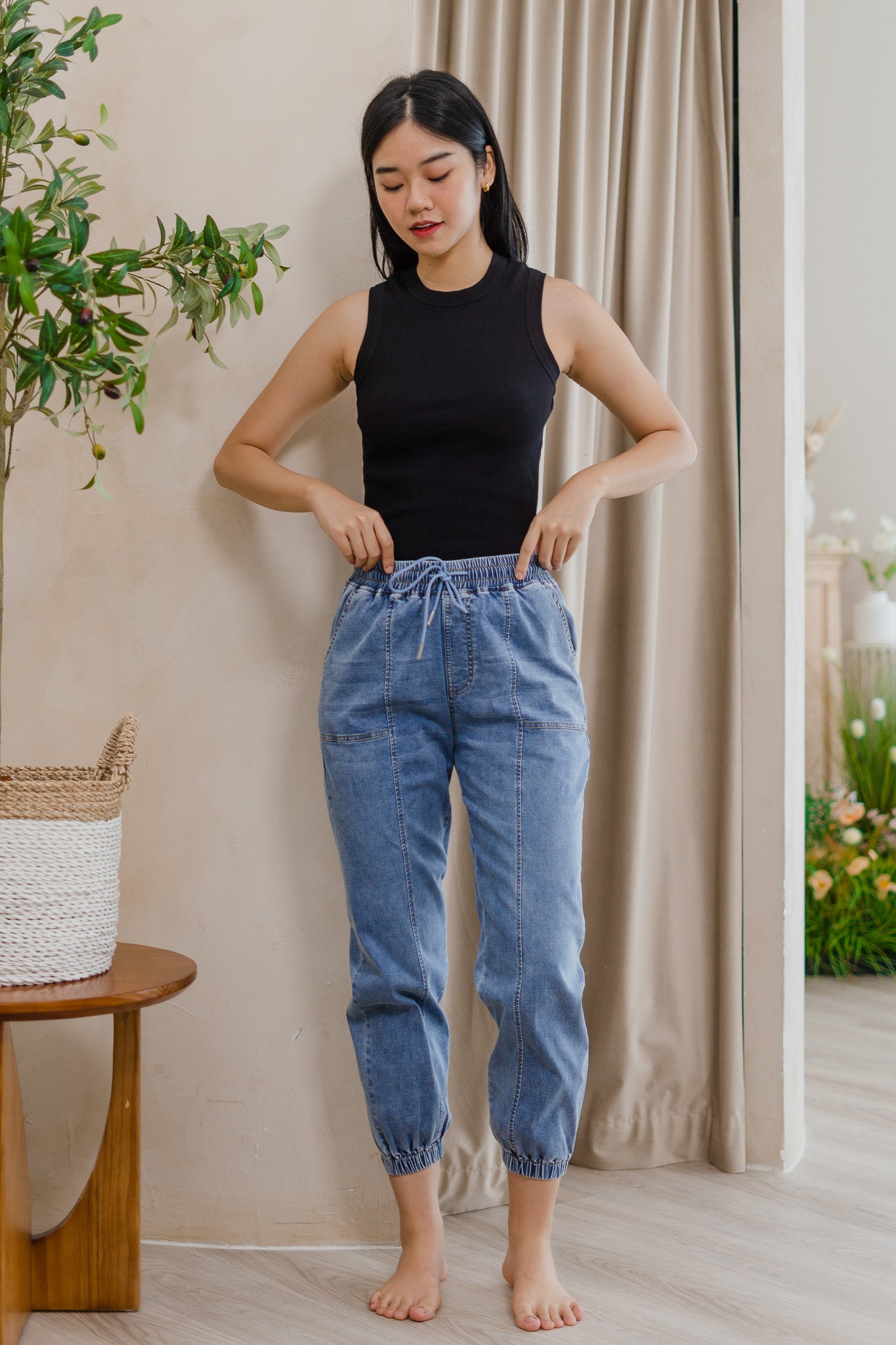 Errands Day Relaxed Fit Jeans in Light Wash