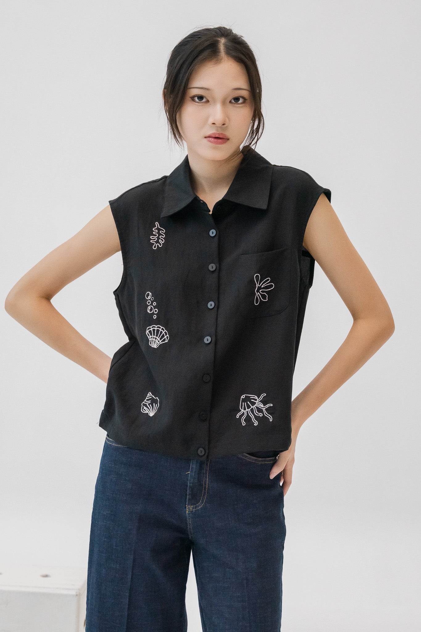 Yuna Embroidery Loosefit Blouse in Black