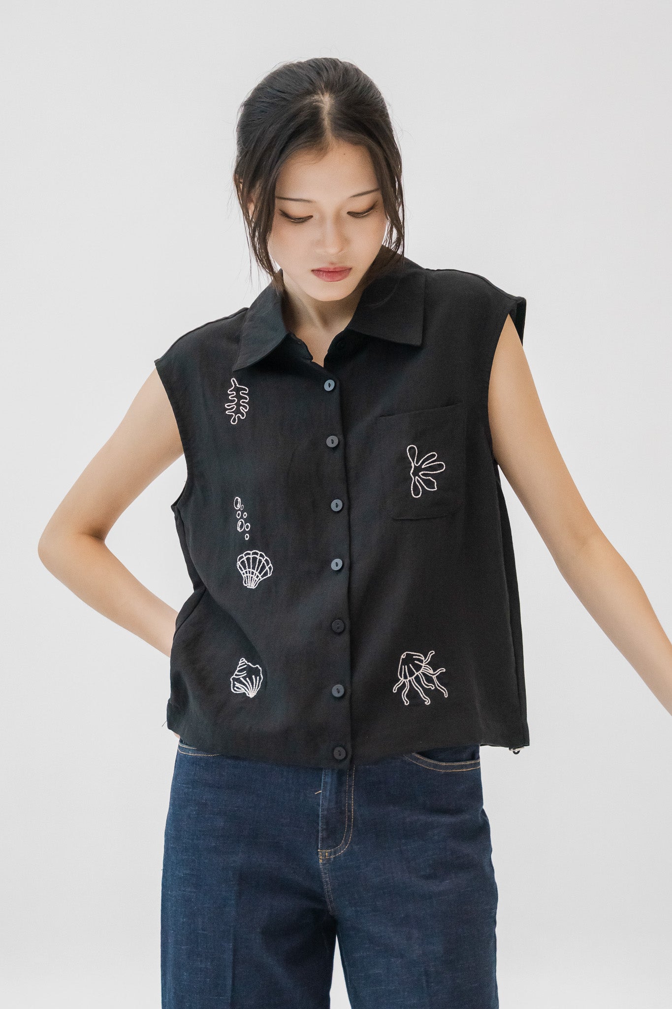 Yuna Embroidery Loosefit Blouse in Black