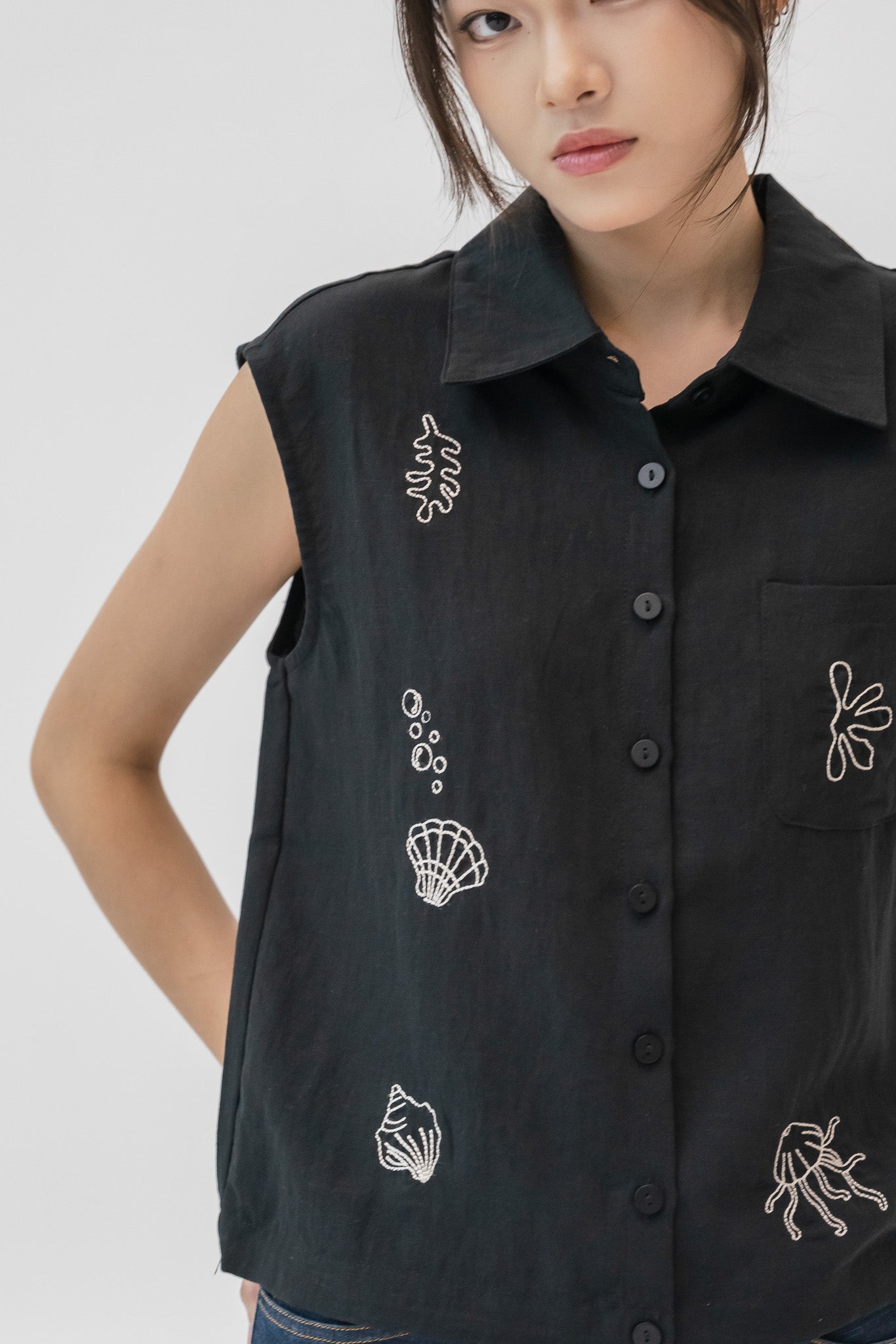 Yuna Embroidery Loosefit Blouse in Black