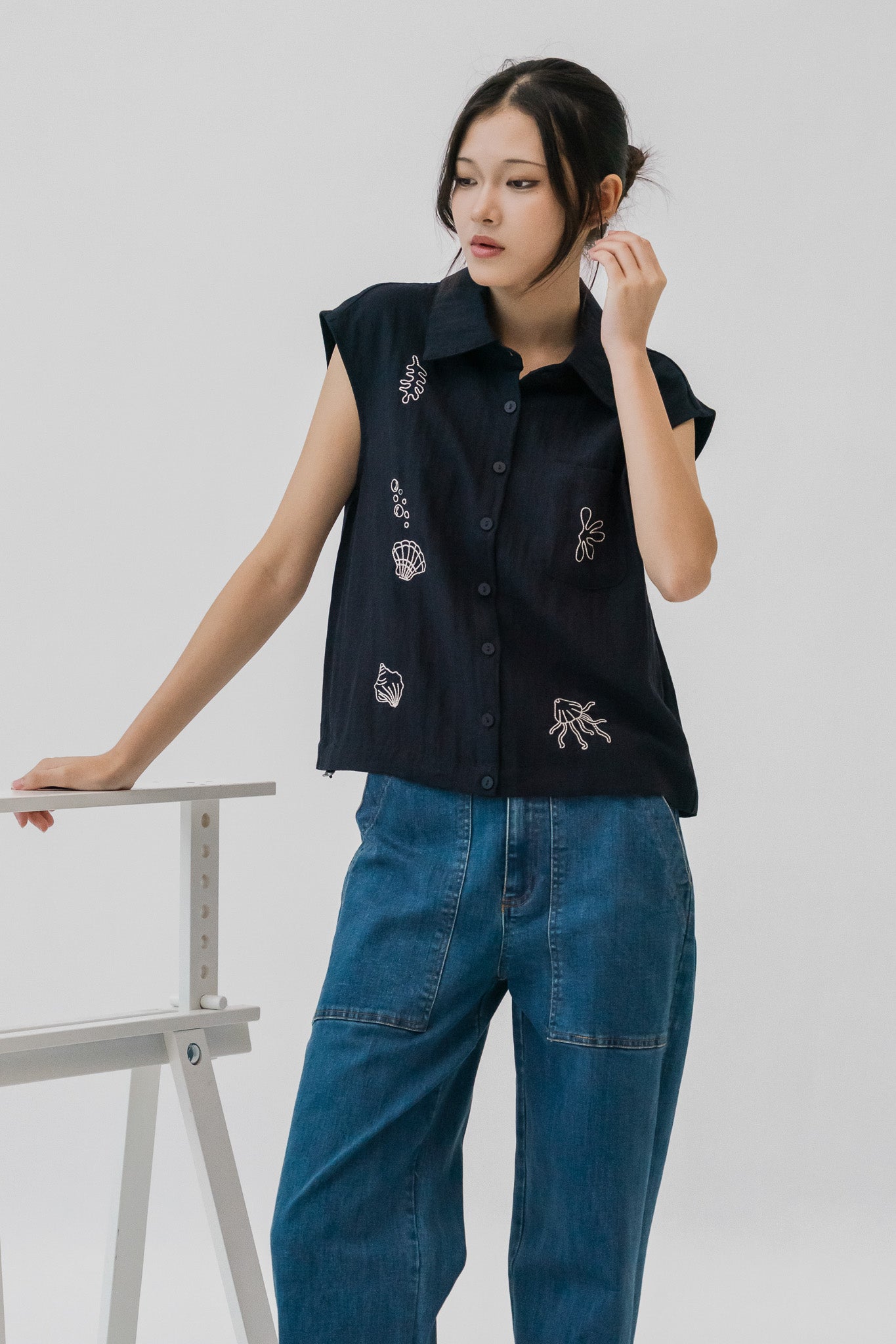 Yuna Embroidery Loosefit Blouse in Navy