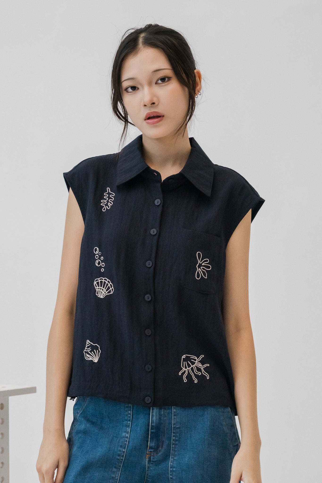 Yuna Embroidery Loosefit Blouse in Navy