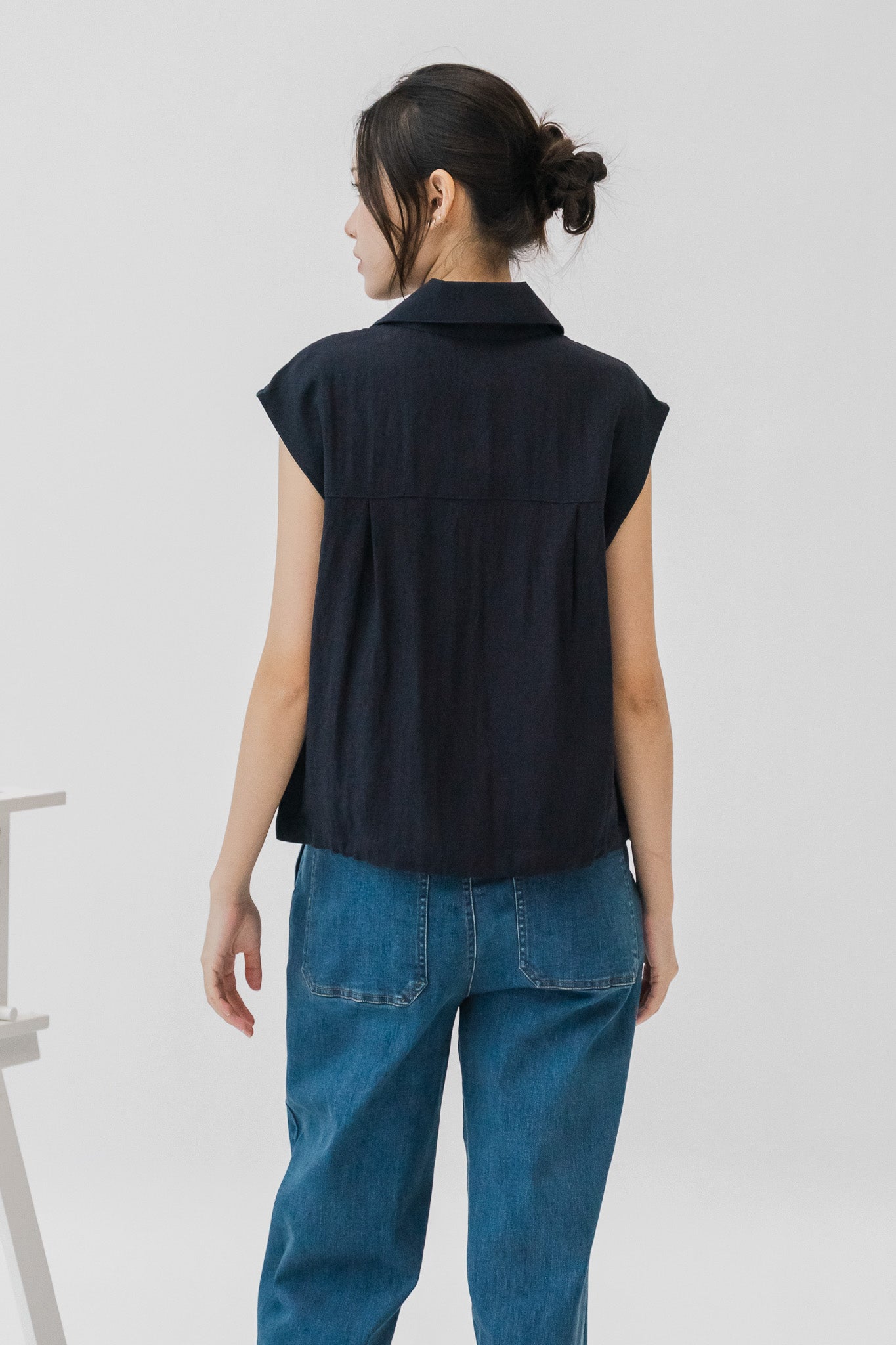 Yuna Embroidery Loosefit Blouse in Navy