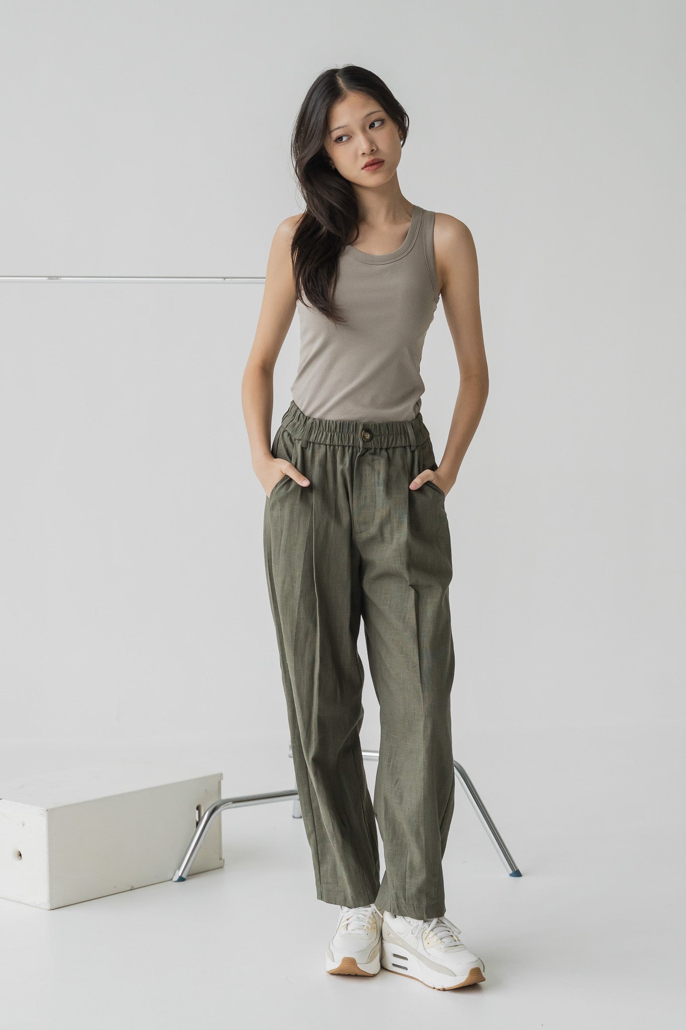 Barrel Cut Linen Pants in Moss