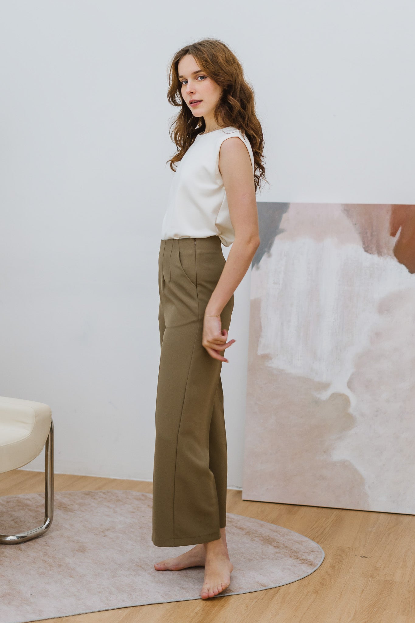 An Essential Long Broad Pants in Khaki