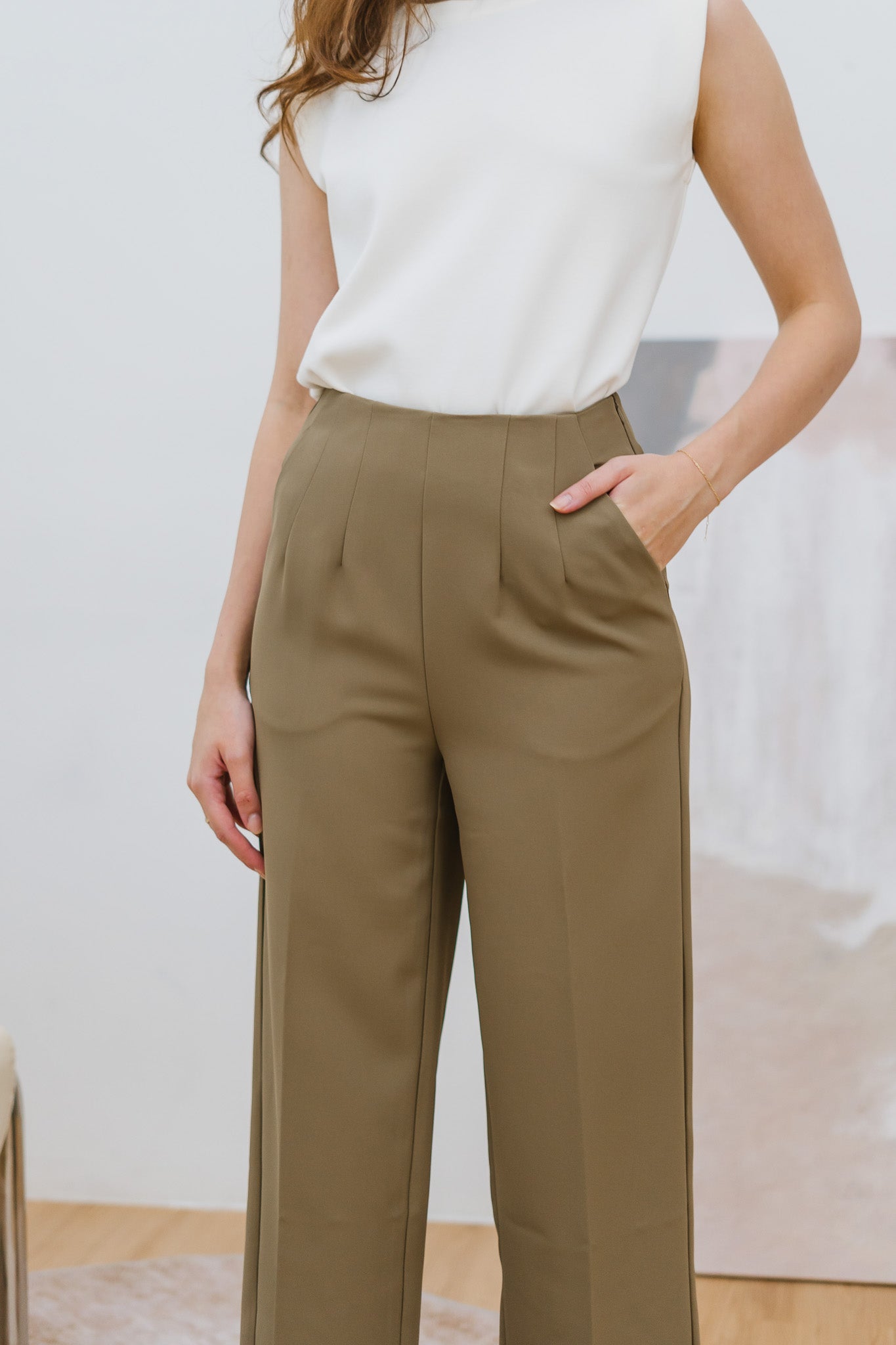An Essential Long Broad Pants in Khaki