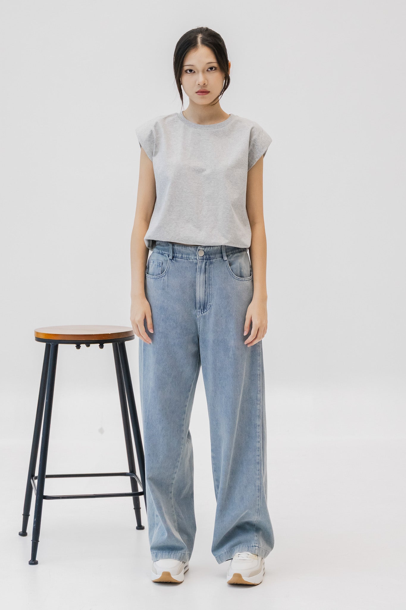 Side Pleat Baggy Jeans in Light Wash