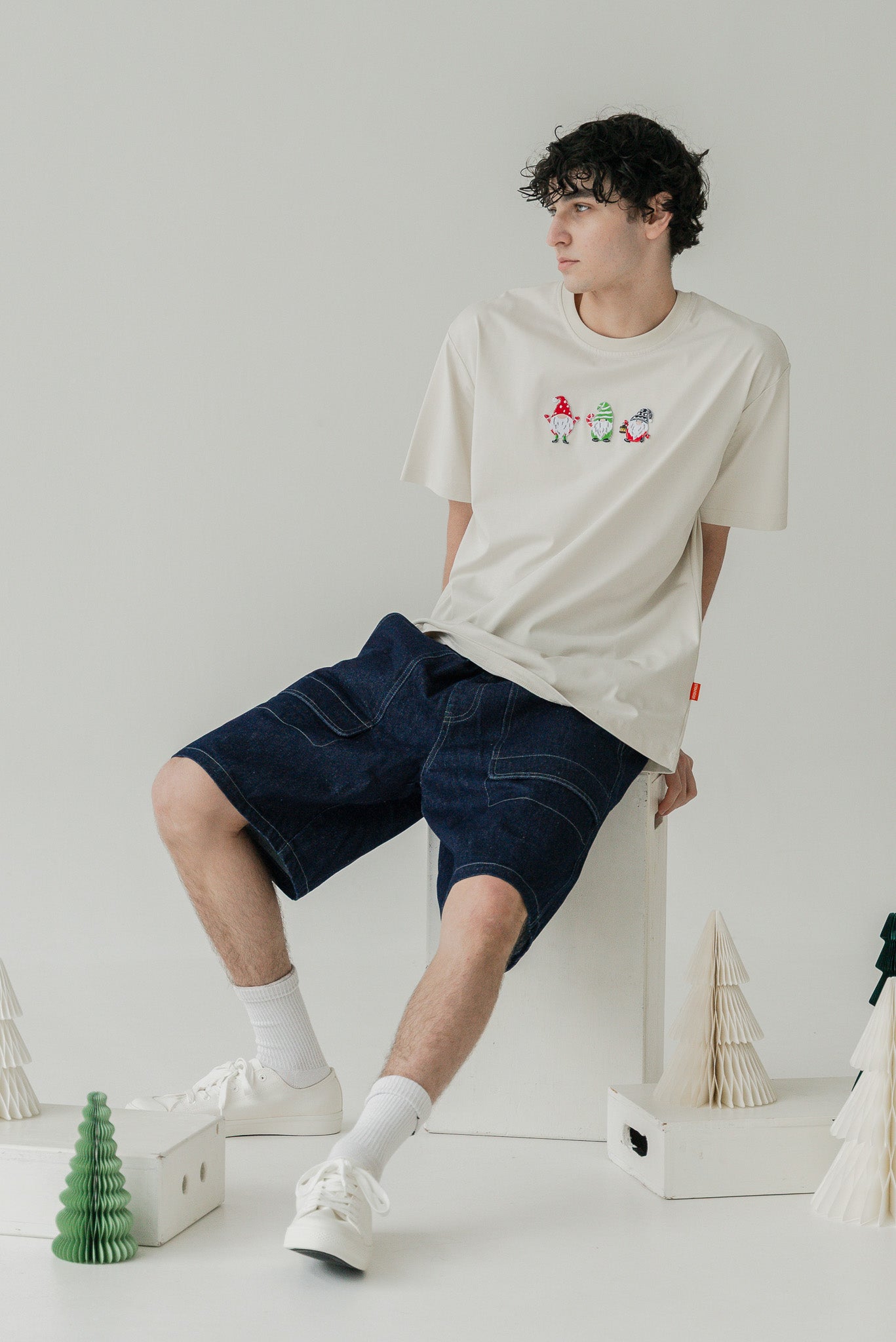 Holly Jolly Men's Tee in Cream