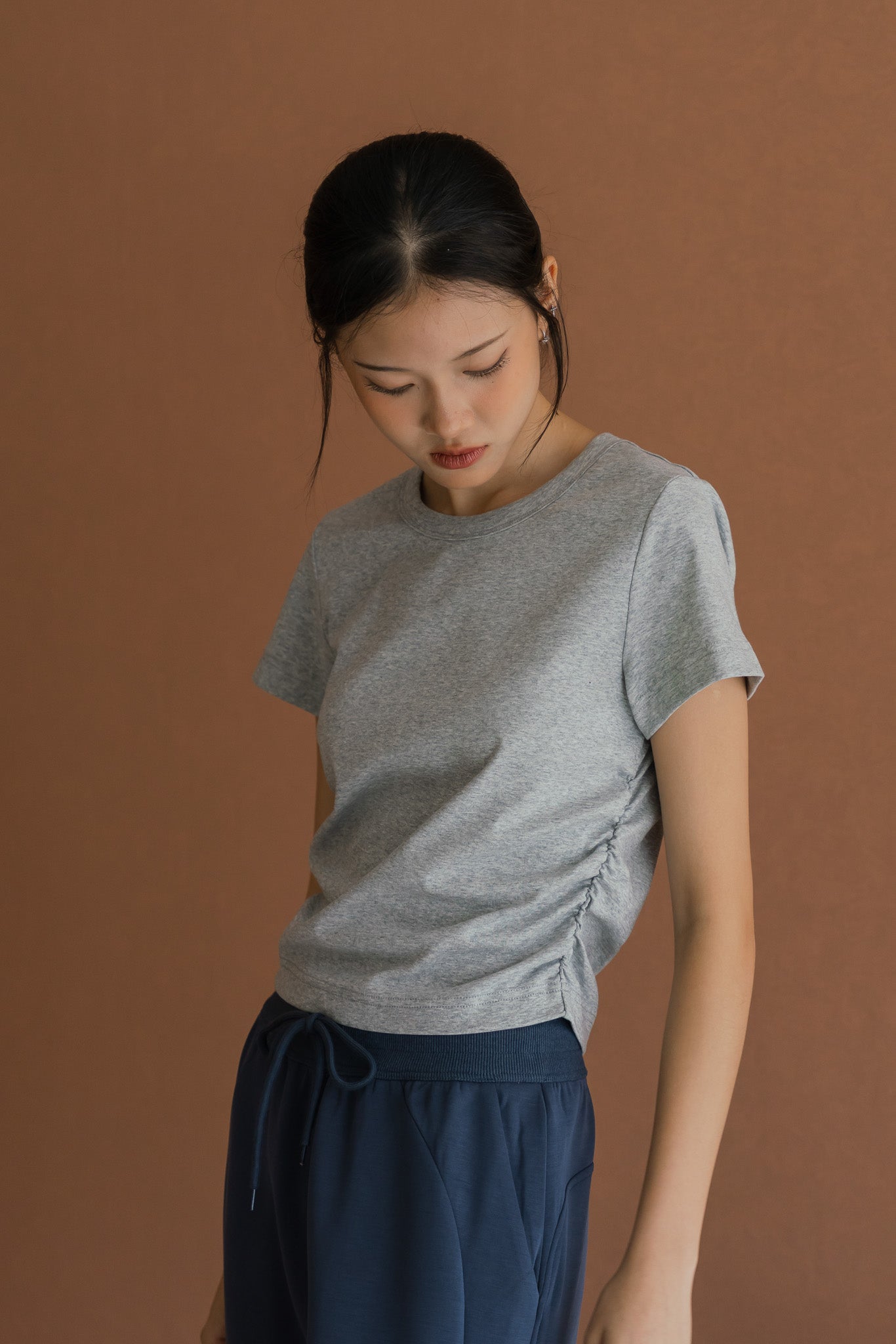 Comfy Side Ruched Tee in Gray
