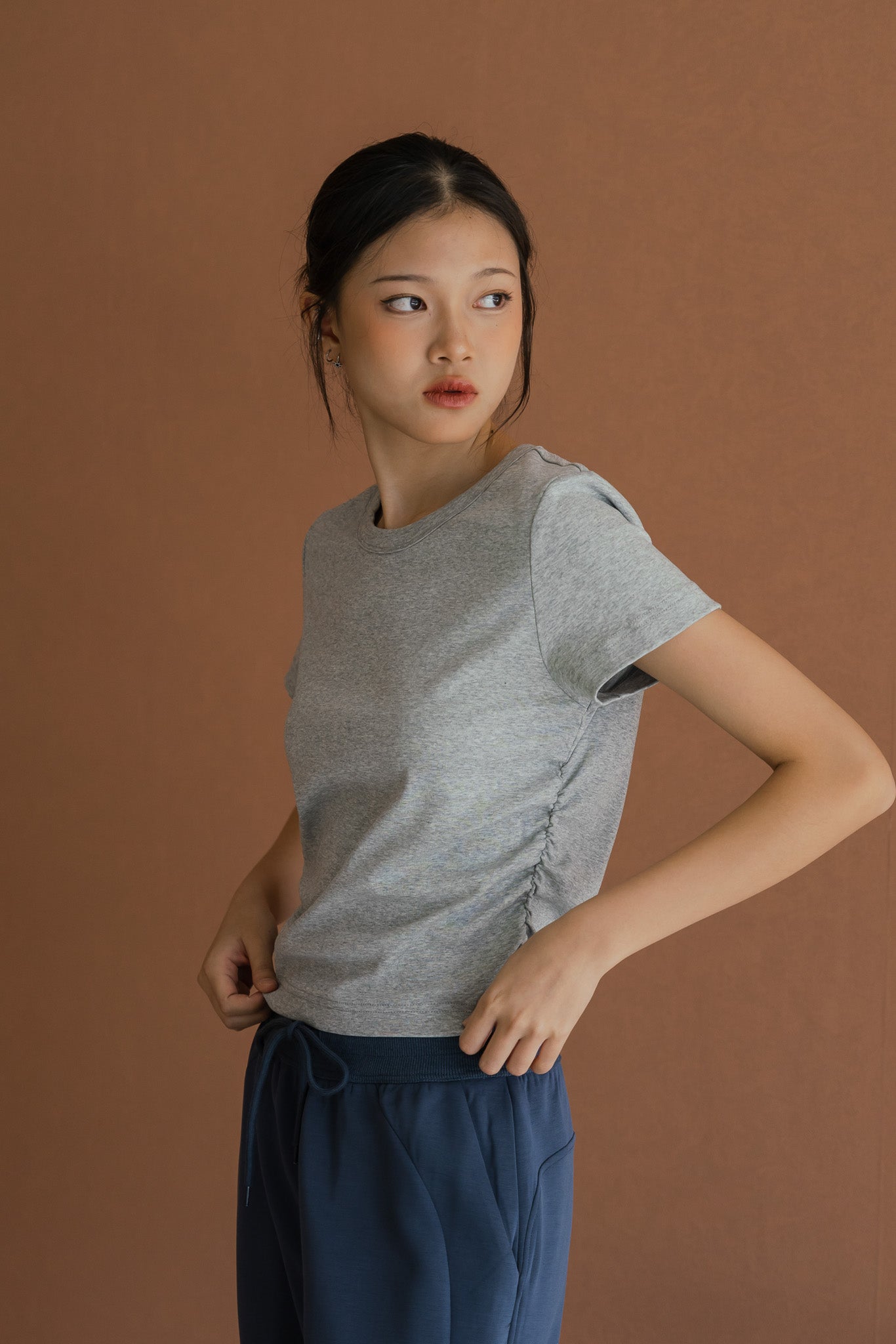 Comfy Side Ruched Tee in Gray