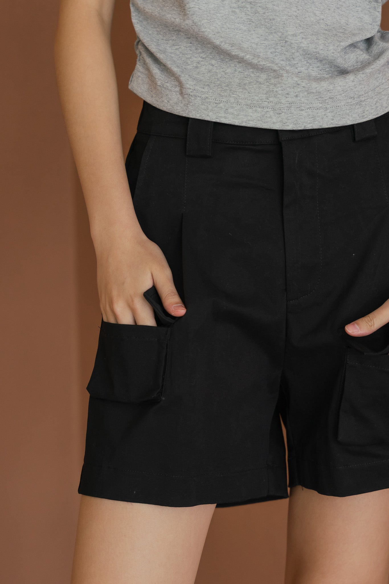 Cargo Twill Shorts in Black