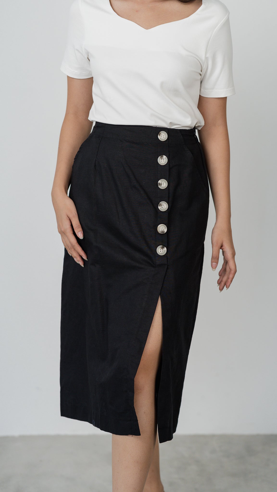 Leia Slit Detail Linen Skirt in Black [ONLINE ONLY]