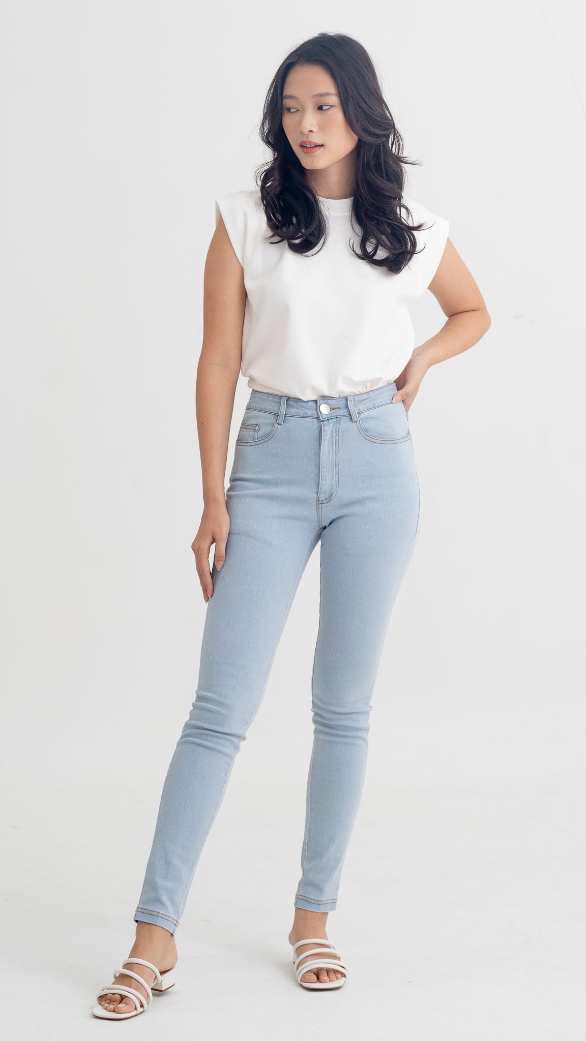 Genin Fitted Jeans in Light Wash [ONLINE ONLY]