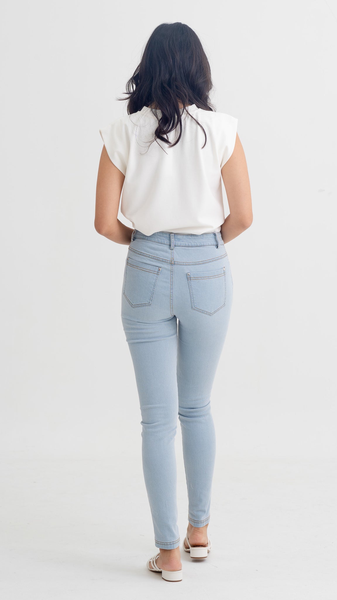 Genin Fitted Jeans in Light Wash [ONLINE ONLY]