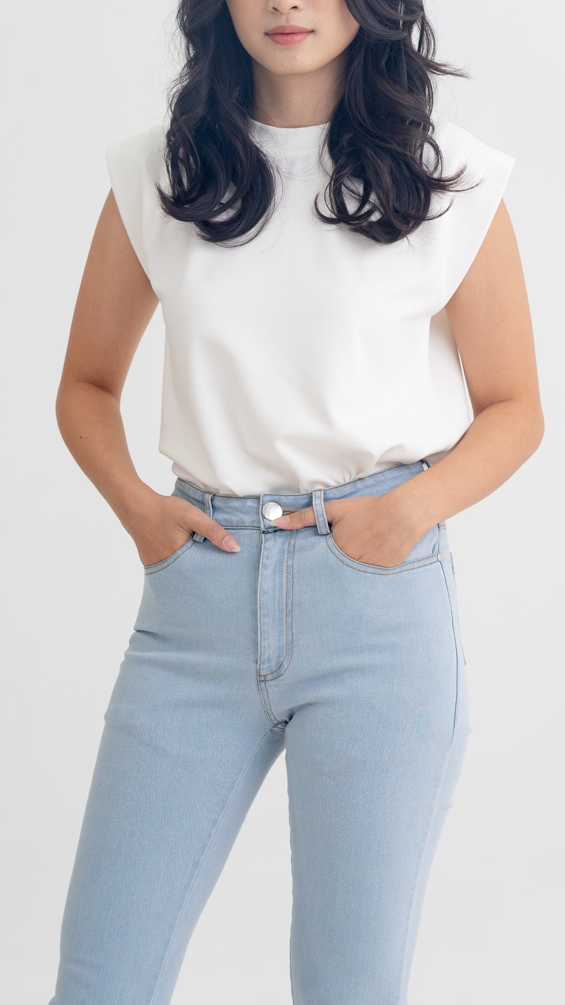 Genin Fitted Jeans in Light Wash [ONLINE ONLY]