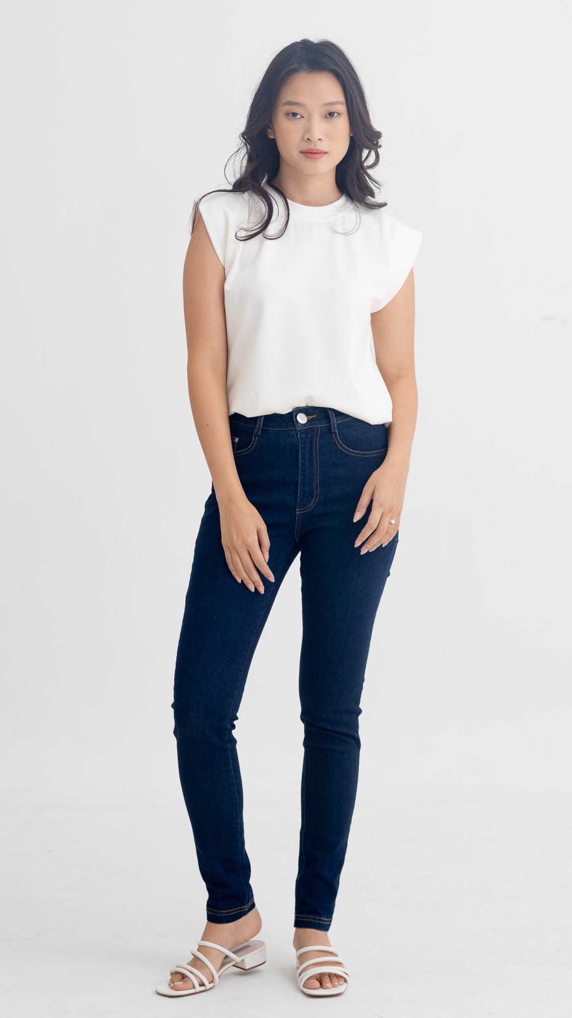 Genin Fitted Jeans in Dark Wash [ONLINE ONLY]