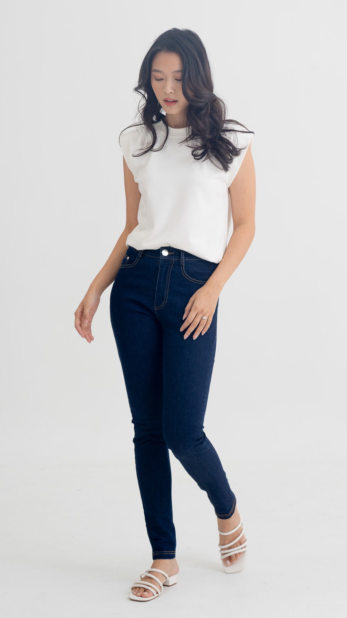 Genin Fitted Jeans in Dark Wash [ONLINE ONLY]