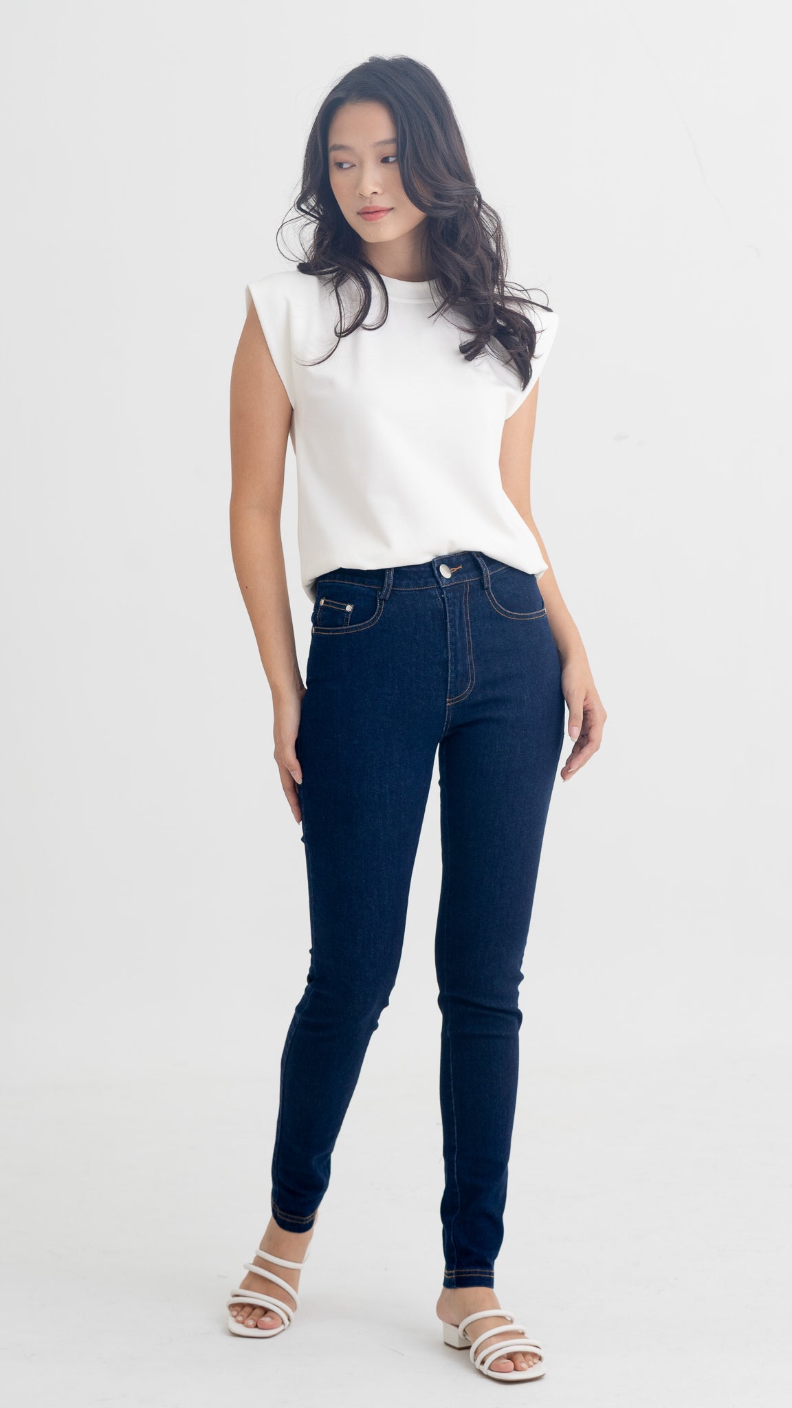 Genin Fitted Jeans in Dark Wash [ONLINE ONLY]