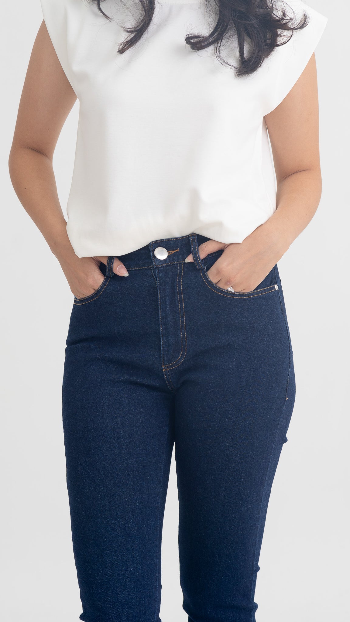 Genin Fitted Jeans in Dark Wash [ONLINE ONLY]