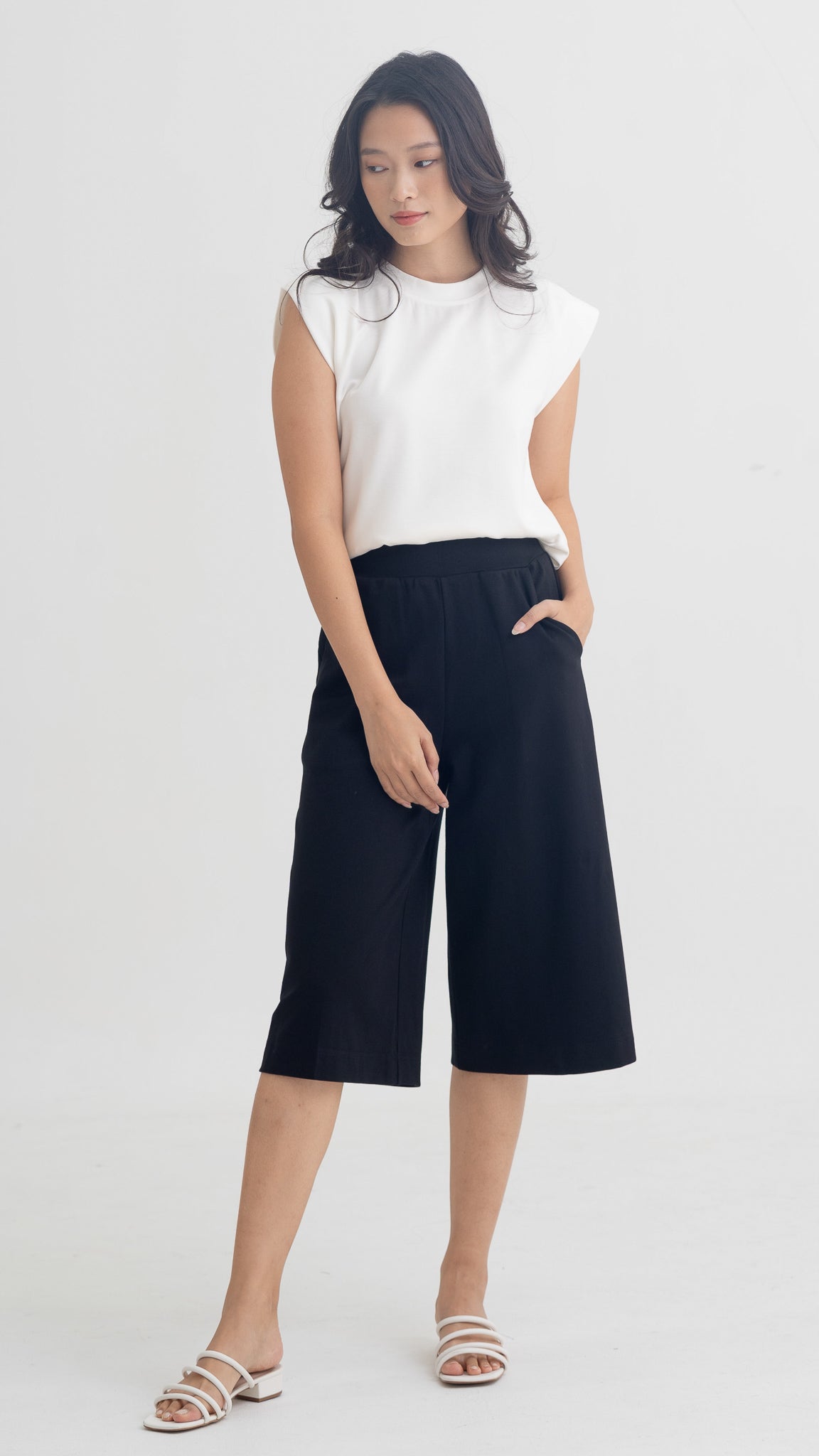 Everyday Broad Berms in Black [ONLINE ONLY]