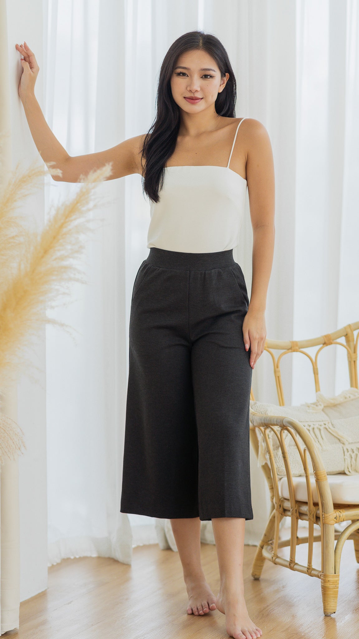 An Essential Mid-length Culottes in Dark Grey [ONLINE ONLY]
