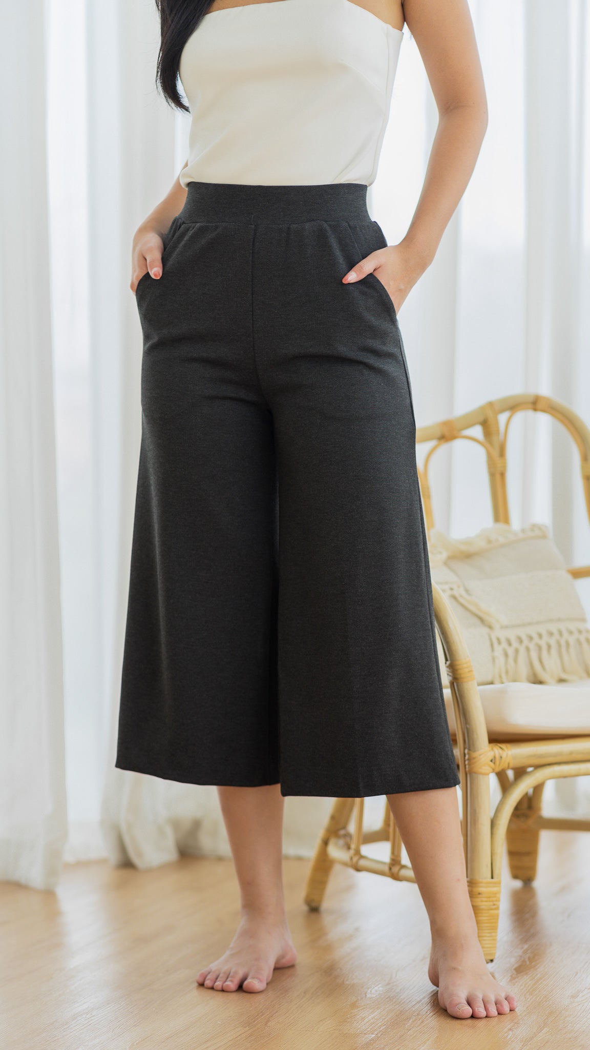 An Essential Mid-length Culottes in Dark Grey [ONLINE ONLY]