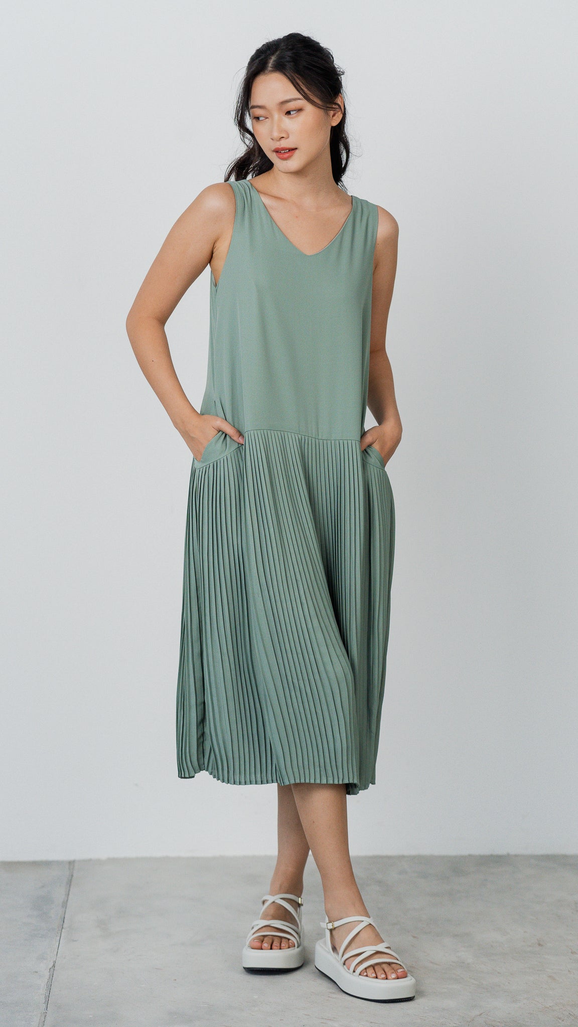 Willow Two-way Pleated Dress in Green [ONLINE ONLY]