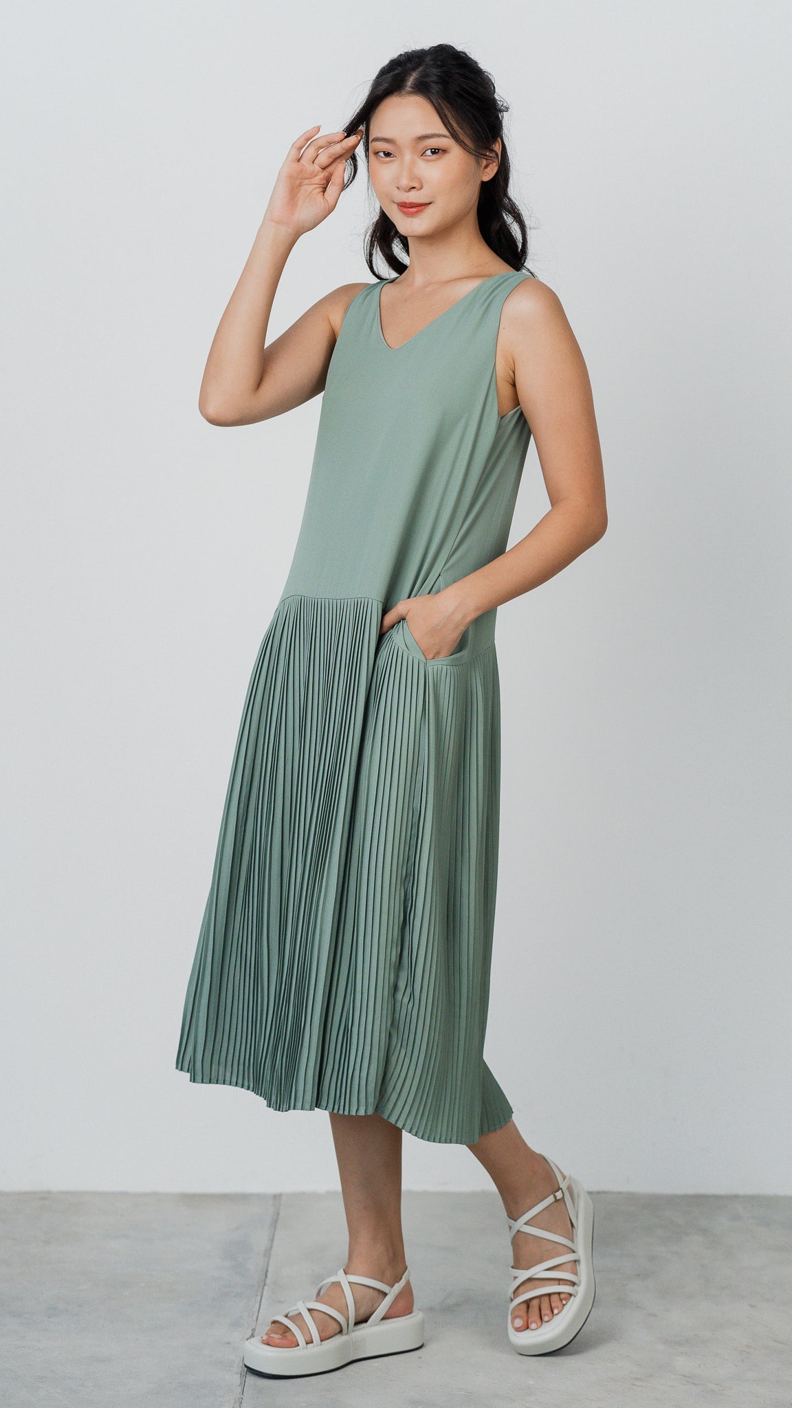 Willow Two-way Pleated Dress in Green [ONLINE ONLY]