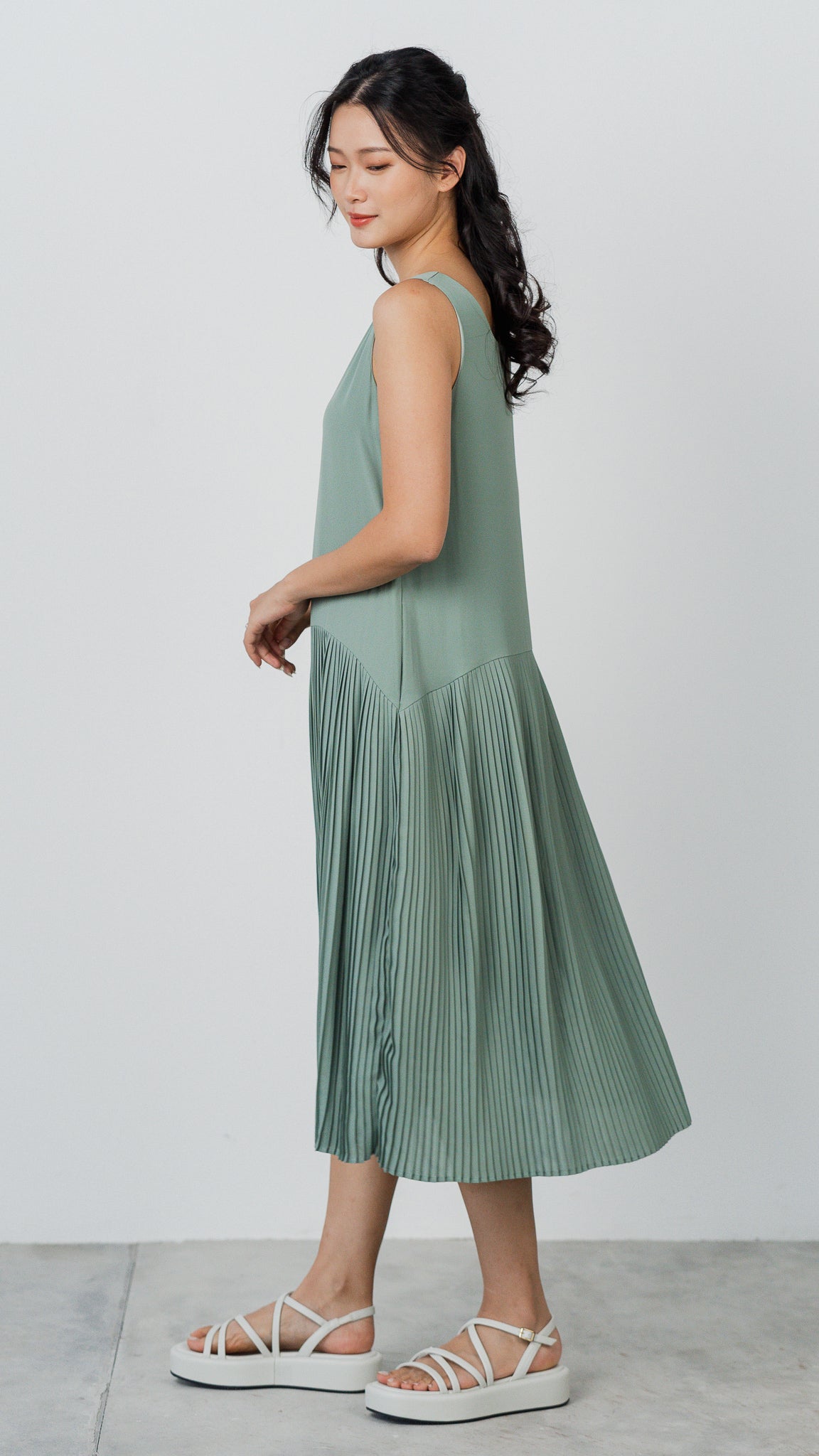 Willow Two-way Pleated Dress in Green [ONLINE ONLY]