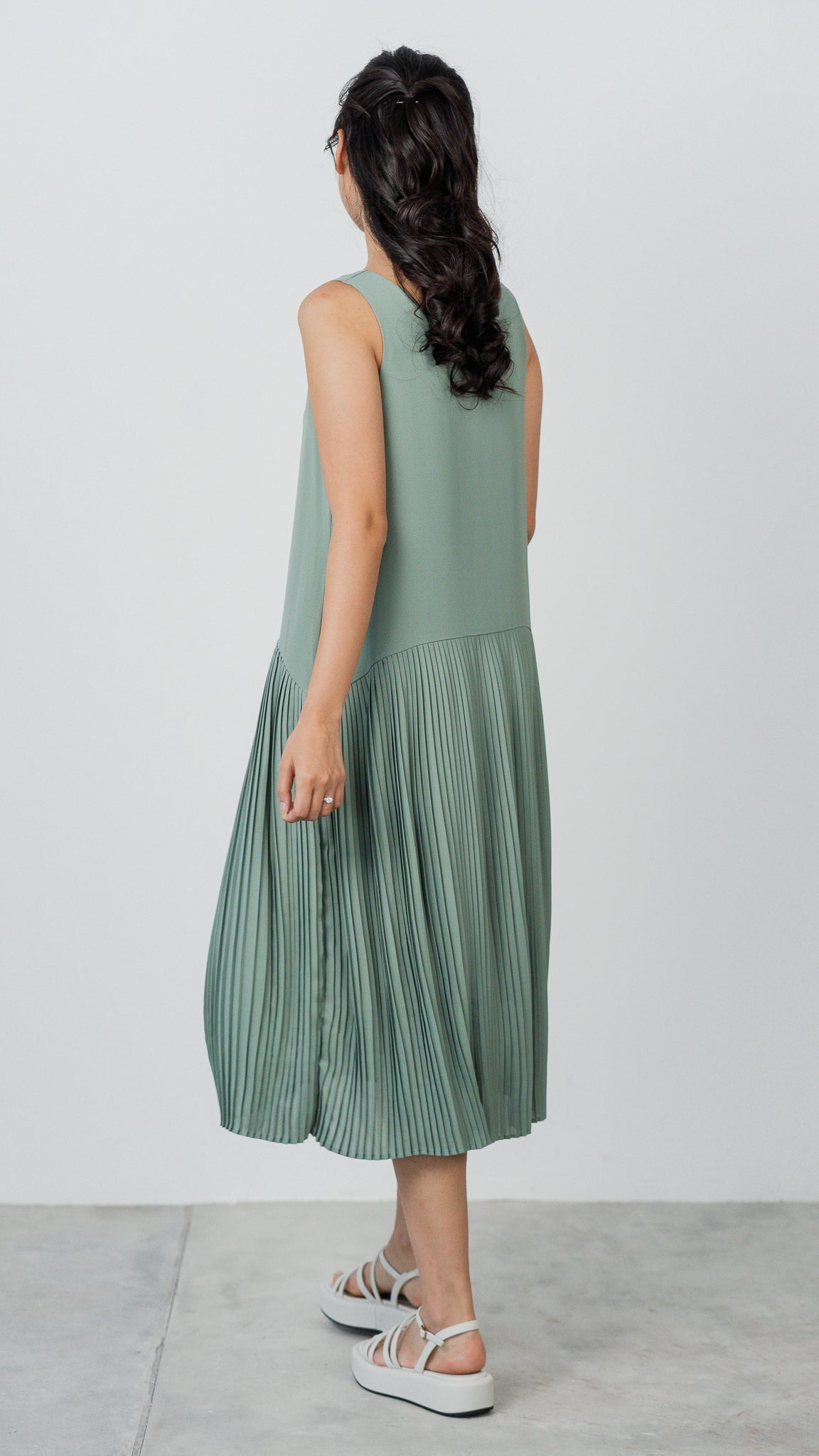 Willow Two-way Pleated Dress in Green [ONLINE ONLY]