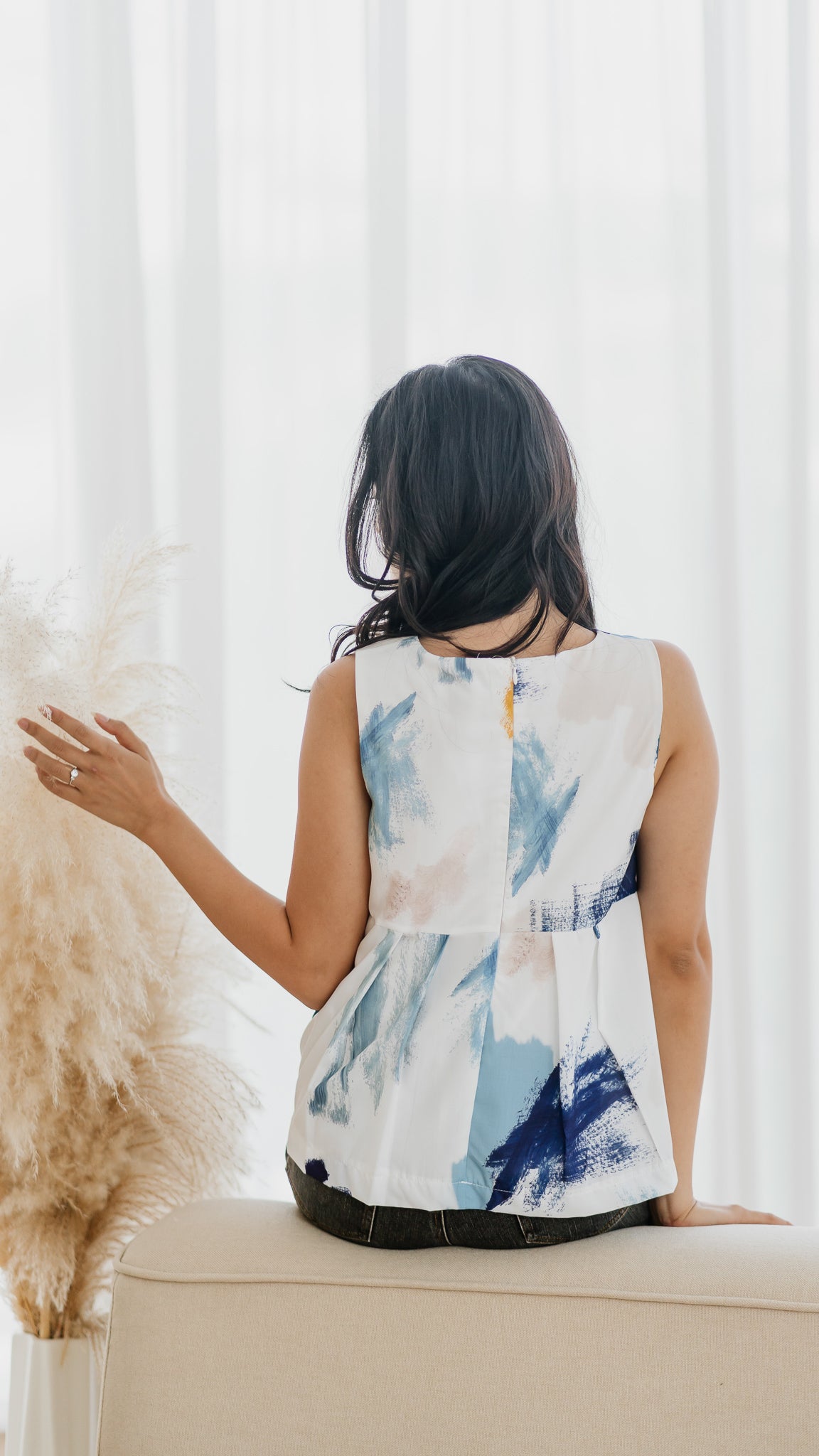 If I Were A Painter Sleeveless Blouse in White