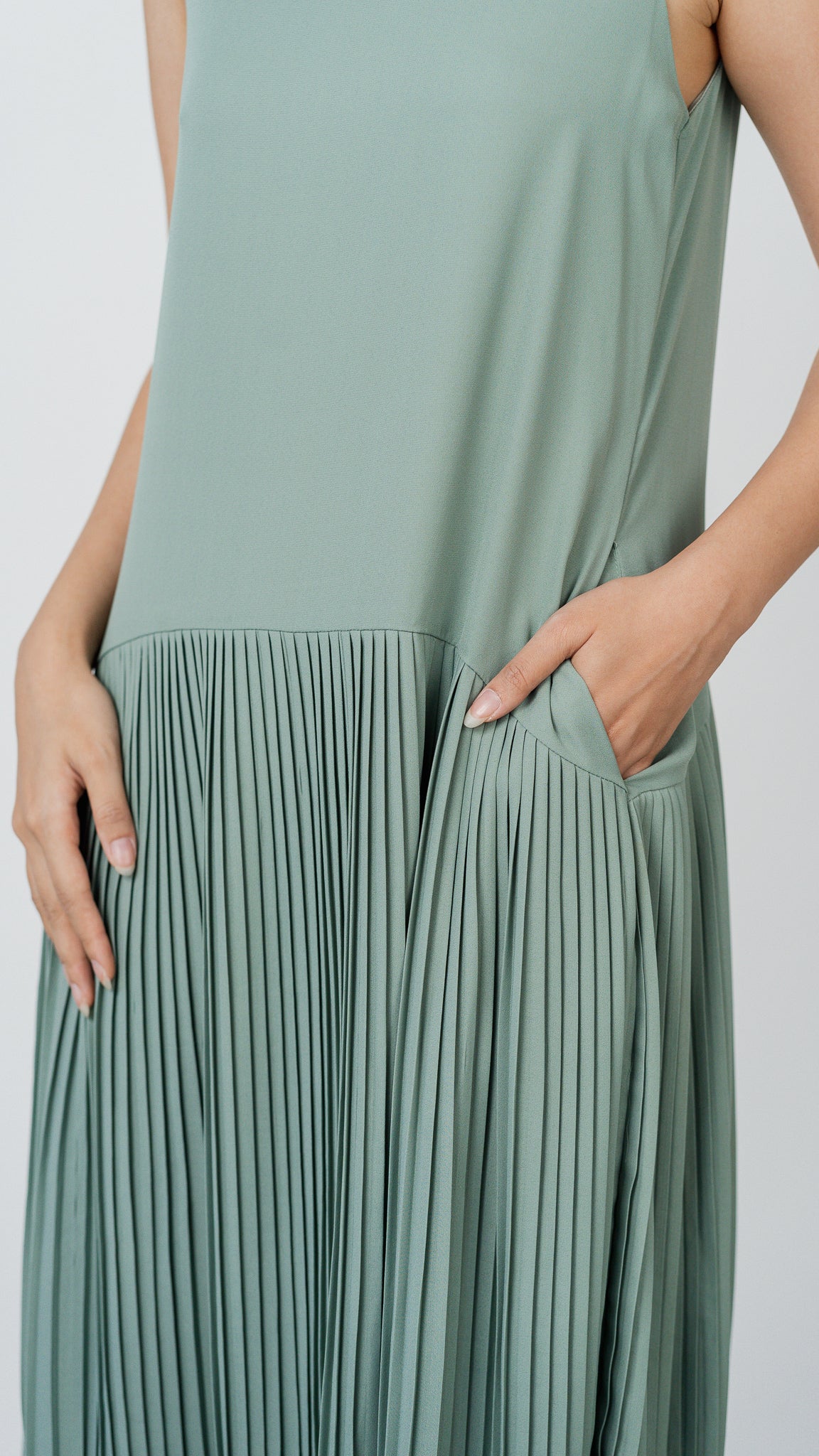 Willow Two-way Pleated Dress in Green [ONLINE ONLY]